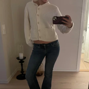 Vit stickad kofta med knappar - Säljer en söt vit stickad kofta med stora knappar framtill. Köpt från Part Two för ca 700 kr. Ny skick, knappt använd. Skriv för fler bilder🩷