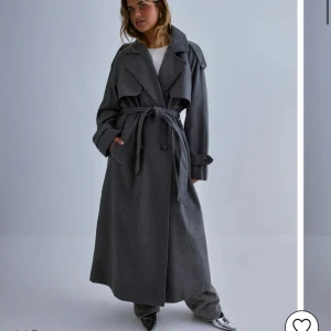 Jätte vacker ull kappa från ONLYMAISY - Säljer denna jätte drömmiga ullkappan från ONLMAISY. Den har en trenchcoat look men i ull. Den är helt ny med lappar då den tyvärr va på gränsen för lång för mig som är 160 cm lång. Ny pris 1399kr! Verkligen min dröm jacka men tyvärr för lång :(