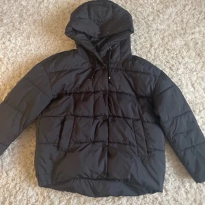 Svart pufferjacka  - Säljer denna svarta pufferjacka eftersom den inte kommer till användning. Storlek M från Vero Moda💗