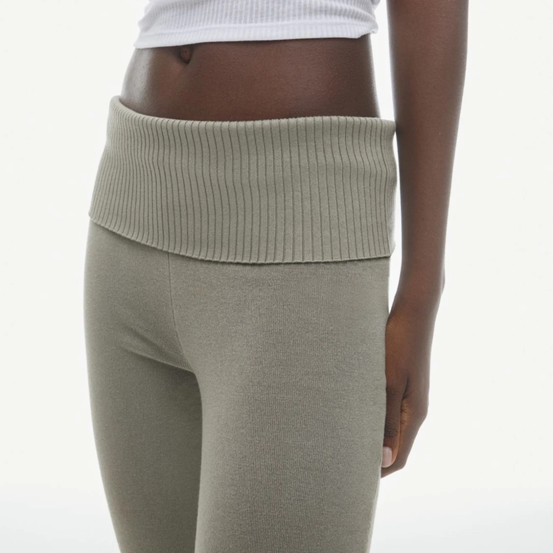 Finstickad utsvängd byxa från H&M  - 91