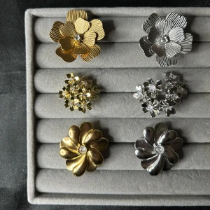 Blomformade örhängen i guld och silver - blomformade ringar i både guld och silver. Från 150kr och uppåt❤️