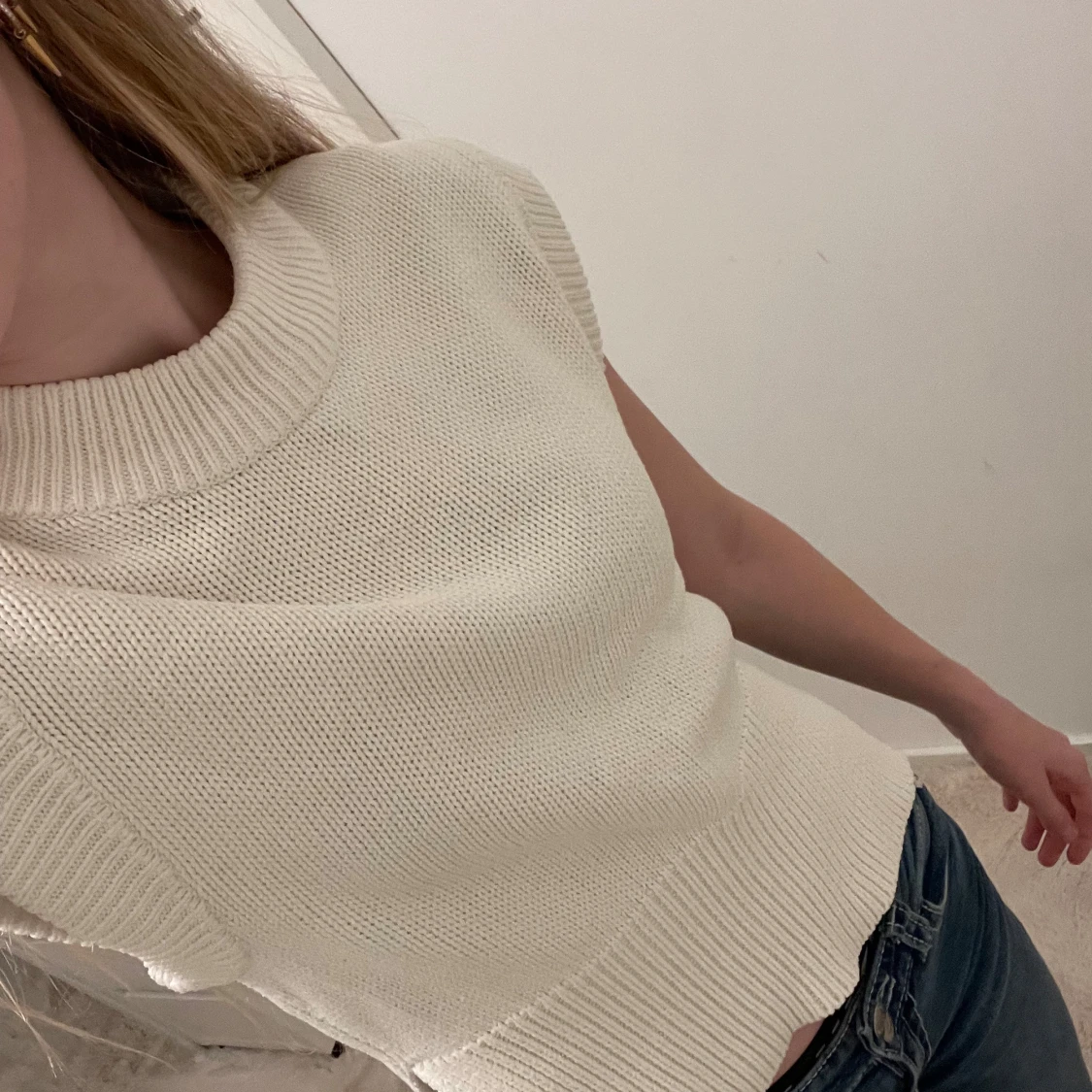 Vit stickad topp från Gina Tricot