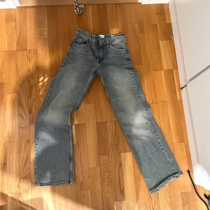 Blå jeansbyxor - Mid waist blå/grå jeans från Zara. Dom sitter för tajt på mig som har storlek 36, samt är vid min häl och är 167 för referens! Aldrig använda men har inget kvitto tyvärr 💞