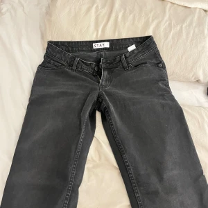 Jeans - straight  - Helt nya, ej använda pga för stora  Köpa på carlings, nypris 600kr