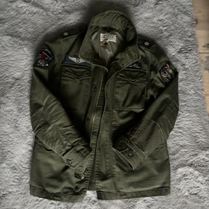 Ralph Lauren field jacka - Säljer min Ralph lauren field jacka i mycket bra skick och inget tecken på användning. Säljer nu inför våren och passar runt XS. Hör av er vid frågor. 171 Max 