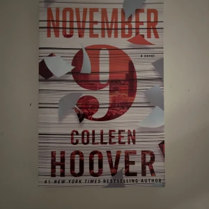November 9 - En gripande kärlekshistoria av Colleen Hoover om en författare och hans oväntade musa. Boken utforskar teman av sanning och fiktion i relationer, med en årlig återförening som central punkt.