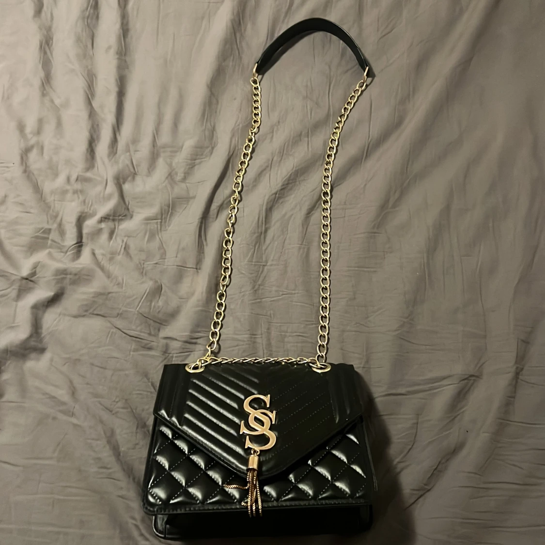 Svart quiltad axelväska med ked