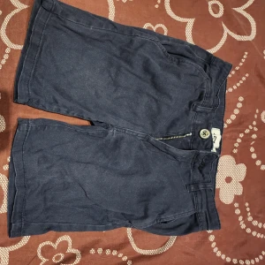 Mörkblå jeansshorts - Snygga mörkblå jeansshorts med dragkedja och knapp. Perfekta för en avslappnad stil.