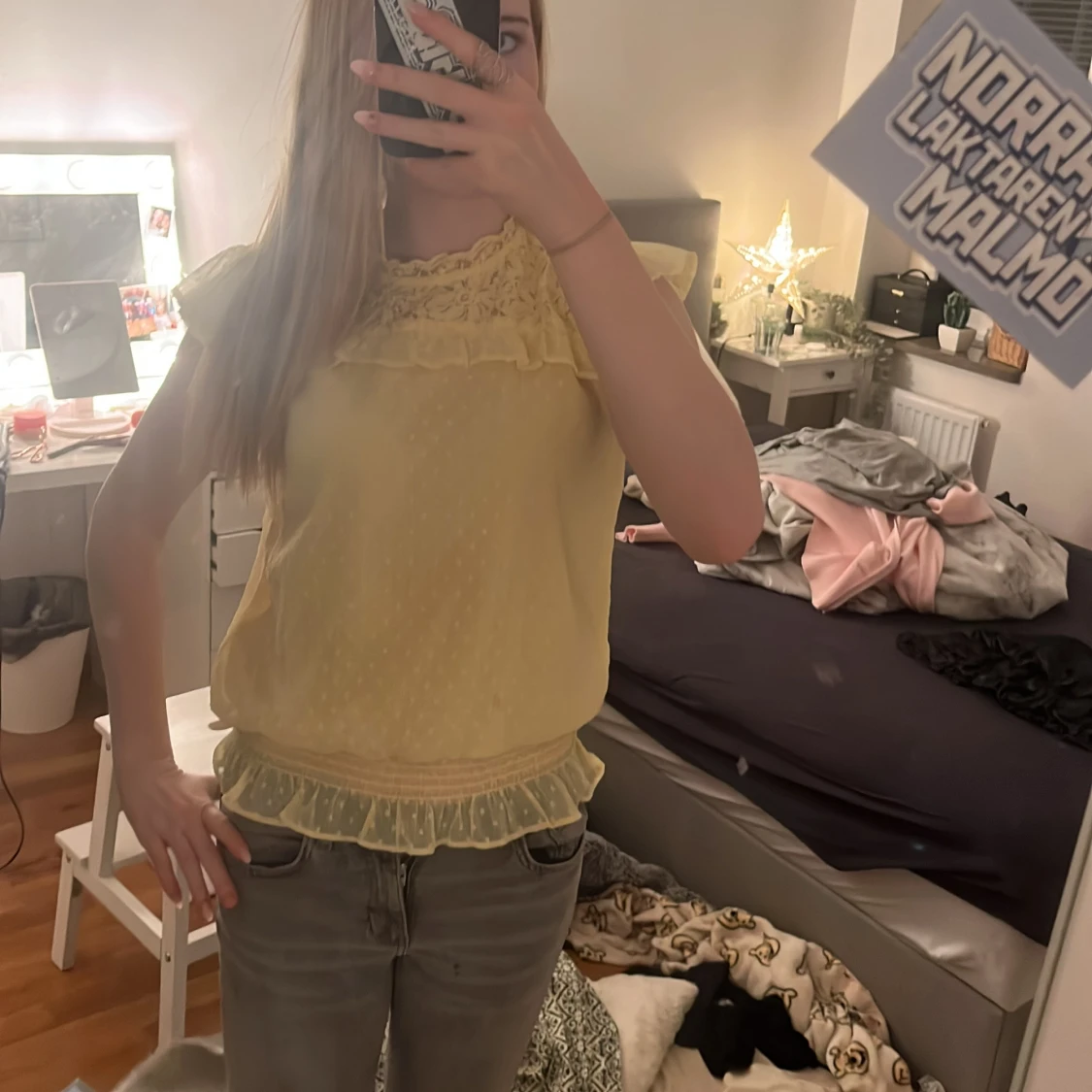 Gul blus med spetsdetaljer - 90