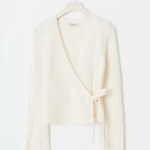 vit omlottkofta från gina tricot  - säljer en superfin vit omlottkofta från gina tricot, oanvänd med prislapp kvar! den är i ett mjukt och mysigt material med knytning i sidan💕💕kan mötas i sthlm