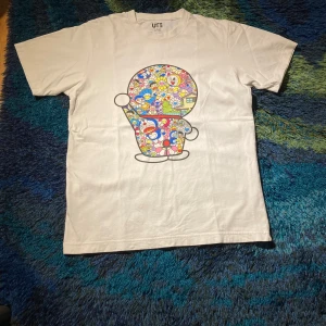 Uniqlo T-shirt  - Uniqlo X takashi murakami. Size S. Skriv gärna vid intresse eller om du undrar något 