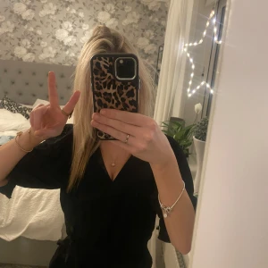 Svart blus - En super fin svart blus från Cubus perfekt till alla tillfällen, säljer den då jag köpt massor med nya kläder och rensar ut de gamla💞priset går att diskutera, skriv ifall ni har frågor eller är intresserade❤️