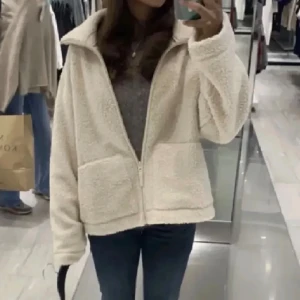 Hm teddyjacka - Mysig beige teddyjacka.. Den har en dragkedja framtill och stora fickor. Jackan är långärmad och har en avslappnad passform, vilket gör den superbekväm att bära. Perfekt för höst och vinter!