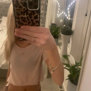 Rosa T-shirt  - Super fin T-shirt, men säljer då ja tyvärr inte använder den längre. Passar toppen för mig som har storlek xs/s i vanliga fall. Pris kan diskuteras❤️