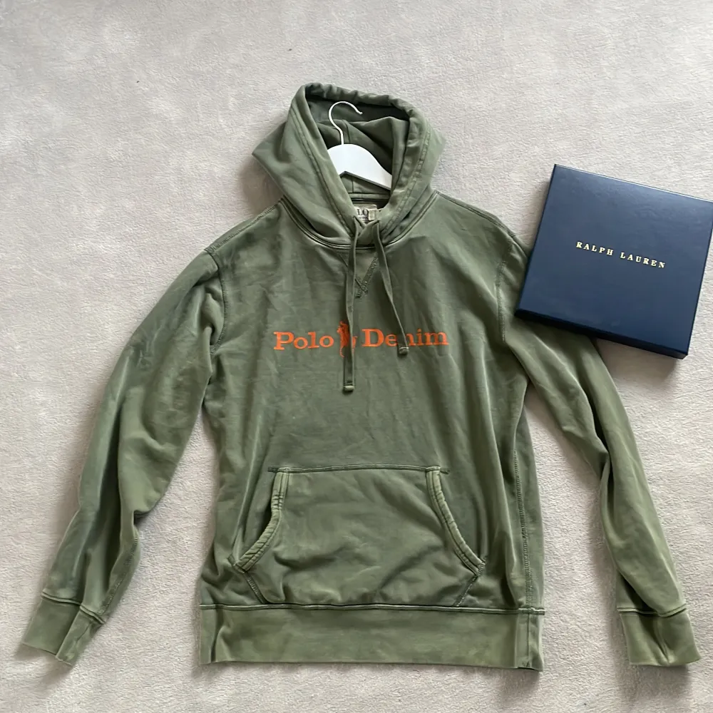 Säljer en snygg helt ny olivgrön hoodie från Polo Denim & Supply by Ralph Lauren. Den är i nyskick endast använd fåtal gånger, passar dig som är ca 180 cm. Nypris ca 2500, mitt pris 1349! Hör av er vid frågor!. Tröjor & Koftor.