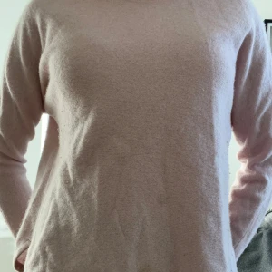 Ljus rosa stickad tröja  - Säljer en väl använd stickad tröja i storlek M men den känns som en S.  Den har en fläck på sig som inte går bort men det syns inte så mycket när man har på sig den. 💕