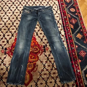 Blå jeans från Diesel - Säljer ett par snygga blå jeans från Diesel i modellen Larkee. De har en straight passform och är i bra skick. Perfekta för både vardag och fest! 🕺