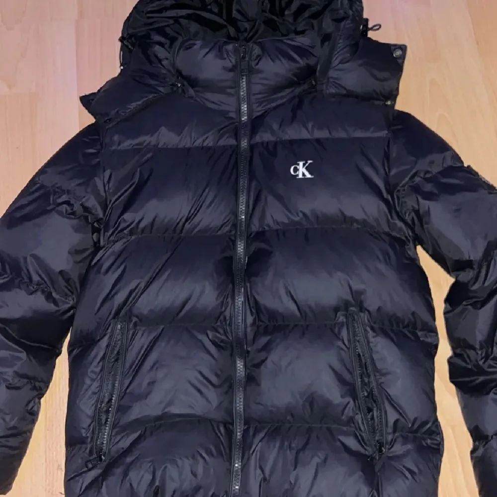 Säljer en snygg svart jacka från Calvin Klein. Perfekt för kallare dagar. Har använt 1-2 gånger men är fortfarande i nytt skick. Har inte kvar kvitto. Priset är ej hugget i sten.. Takit.