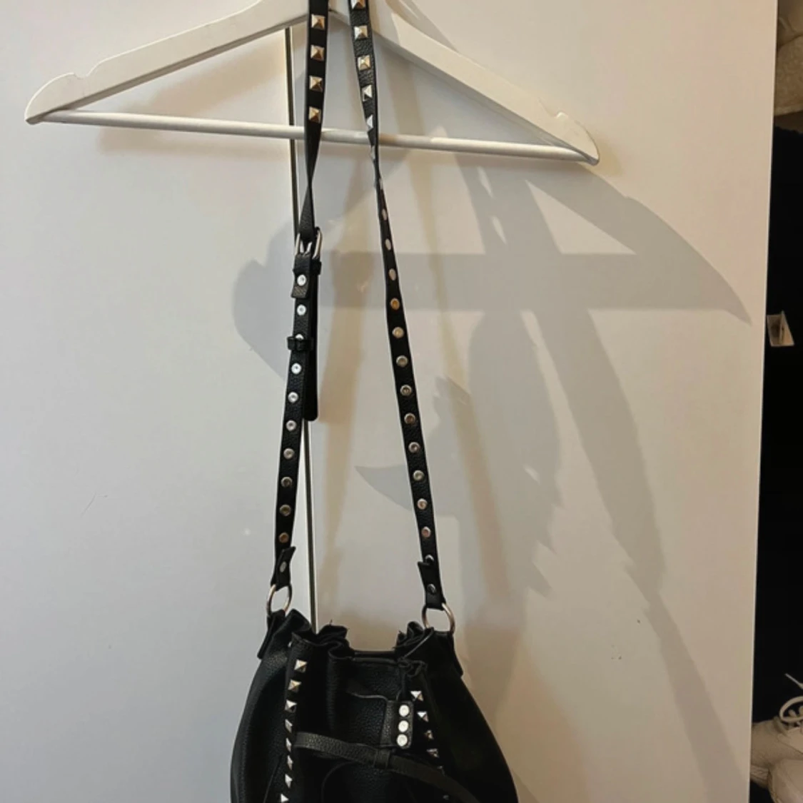 Svart axelväska med nitar - 90