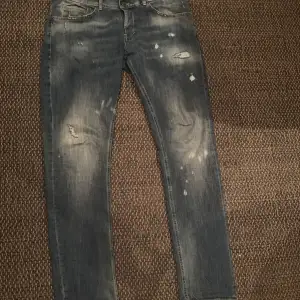 Säljer ett par grå skinny fit jeans från George i storlek 34. De har en cool slitningseffekt och är perfekta för en avslappnad stil. Passar bra till både vardag och fest. Skicket är bra med några snygga slitningar för en trendig look. Det är grymt bra kvalite och dom har använts sällan.