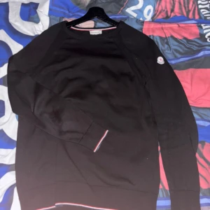 Moncler sweatshirt  - En riktigt fin moncler tröja som är stickad och passar väldigt bra in nu till vintern. Tröjan är nästan ny använda fåtal gånger och är väldigt handomtagen. Tröjans storlek är M men passar också S. Ifall du har funderingar hör dig och priset kan disku