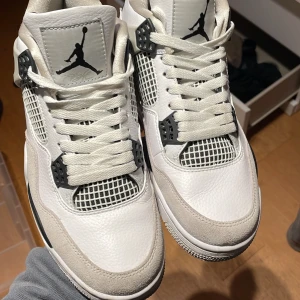 Nike Air Jordans 4 - Säljer mina Jordan 4 military black i storlek 44/45. Använda ett par gånger men i topp skick, Inga defekter eller fläckar. Om du vill ha fler bilder är det bara att höra av dig 