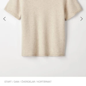 Beige kortärmad tröja - Säljer en superfin beige kortärmad tröja i kashmir Perfekt för både vår och sommar! Den har en enkel och stilren design med ribbade kanter vid ärmar och nederkant. Passar perfekt till både jeans och kjol. 🧡
