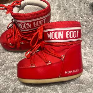 Säljer ett par klassiska röda Moon Boots i mycket bra skick. De är perfekta för vintern med sin varma och bekväma design. Skorna har en robust sula och snörning framtill för extra passform. Perfekta för att hålla fötterna varma och stiliga i snön! Det är som nya bara att de har suddats ut lite av nån grej (visas på bilden). Skulle säga att man kan se att dom är använda på snörningen men ingen annan stanns🥰Pris kan diskuteras 