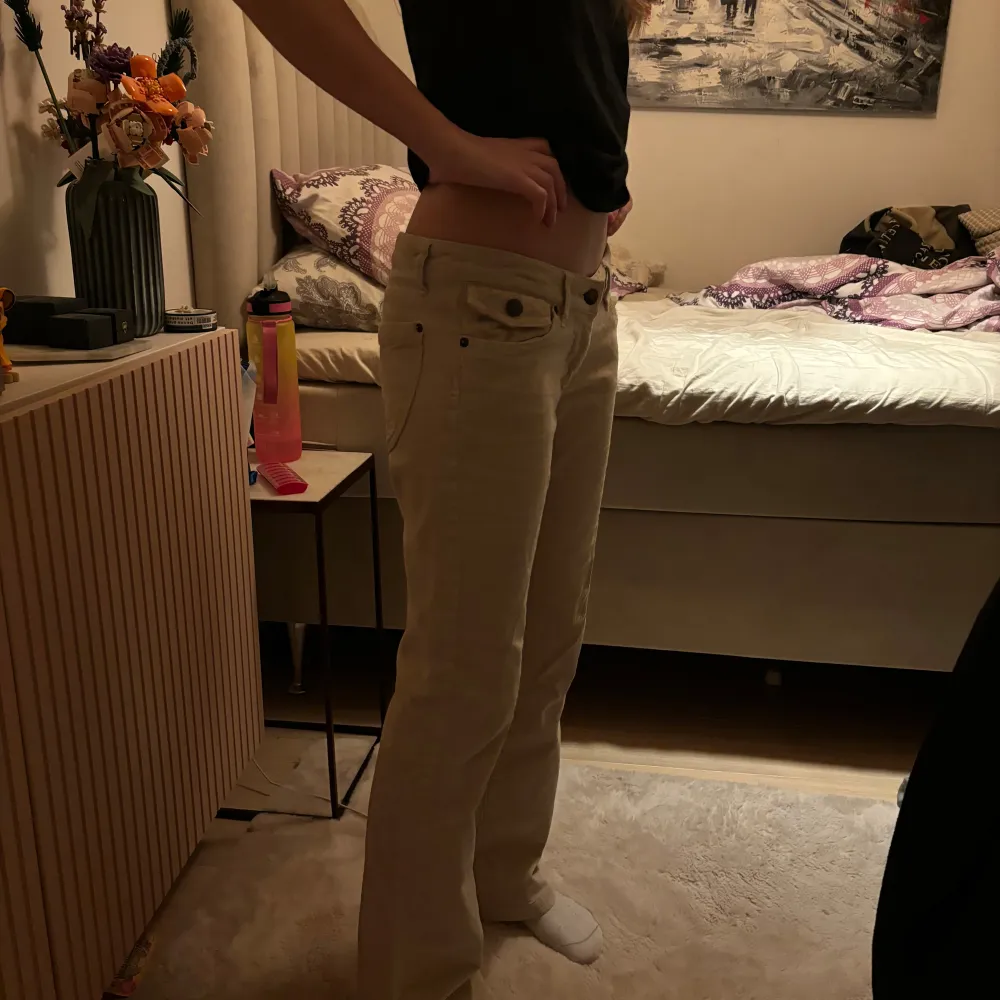 Säljer ett par snygga beige manchesterbyxor i bra skick. De är lågmidjade och har en bootcut passform. . Jeans & Byxor.