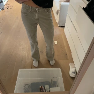 Beige cargopants från zara, jeans material  - Säljer ett par snygga beige cargopants i bra skick. De har en normal passform och är perfekta för både vardag och äventyr. Midjemått: 38 cm Innebenslängden: 81 cm 
