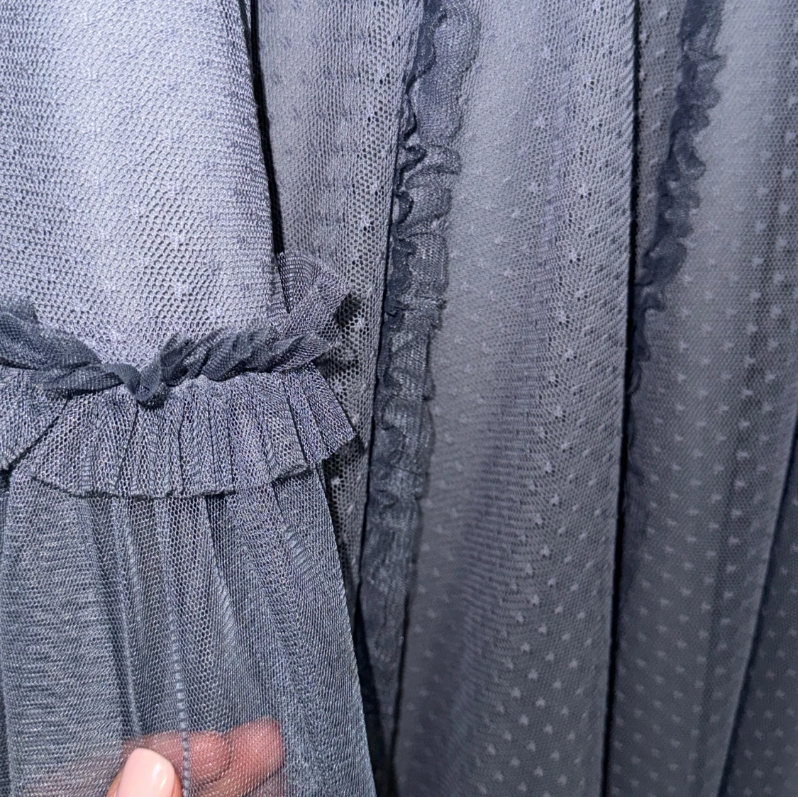 Grå långklänning med volangdetaljer - 92