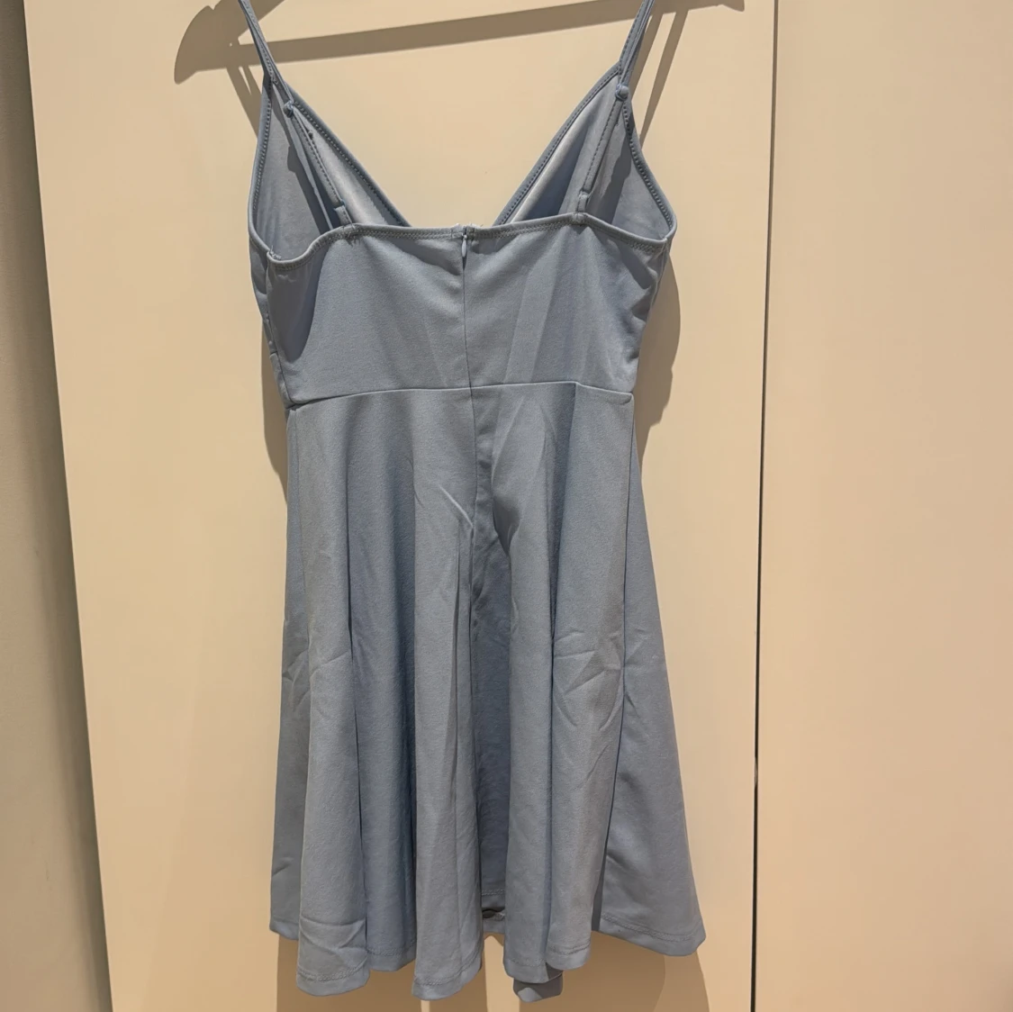 Ljusblå klänning med smala axelband - 90