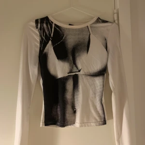 Bikiniformat svartvit tröja långärmad - Säljer en unik svartvit tröja med ett bikini tryck! Använt några gånger men i fint skick! Storlek s/m och den är stretchig och super skönt material
