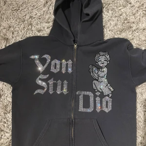 Svart hoodie från Vonstudio - Säljer en svart hoodie från Vonstudio med glittriga detaljer. Har använt lite men inte så mycket.