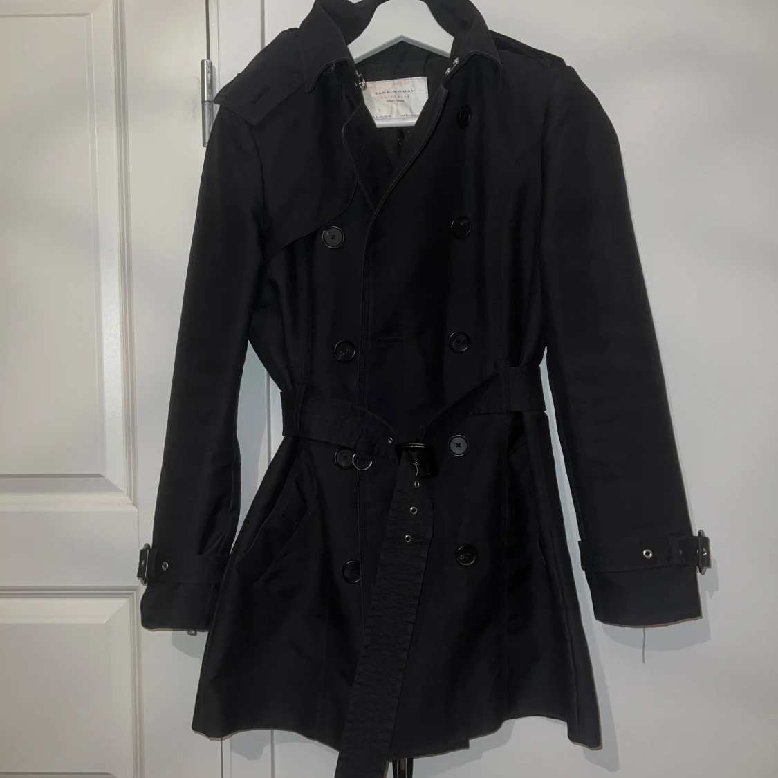 Svart trenchcoat med bälte