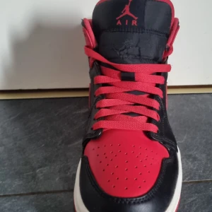 Jordan 1 mid bred - Skorna är mycket bra skick endast använda 3-5 gånger. Skorna är i röd och svart. Skorna är köpta på footlocker. Skorna kommer inte i box men skickas med en annan box. Ny pris 1500 mitt pris 350 då de inte kommer med box men crease skydd tillkommer som är från crep protect. Hör av er vid intresse. Priset är inte hugget i sten❤️. 