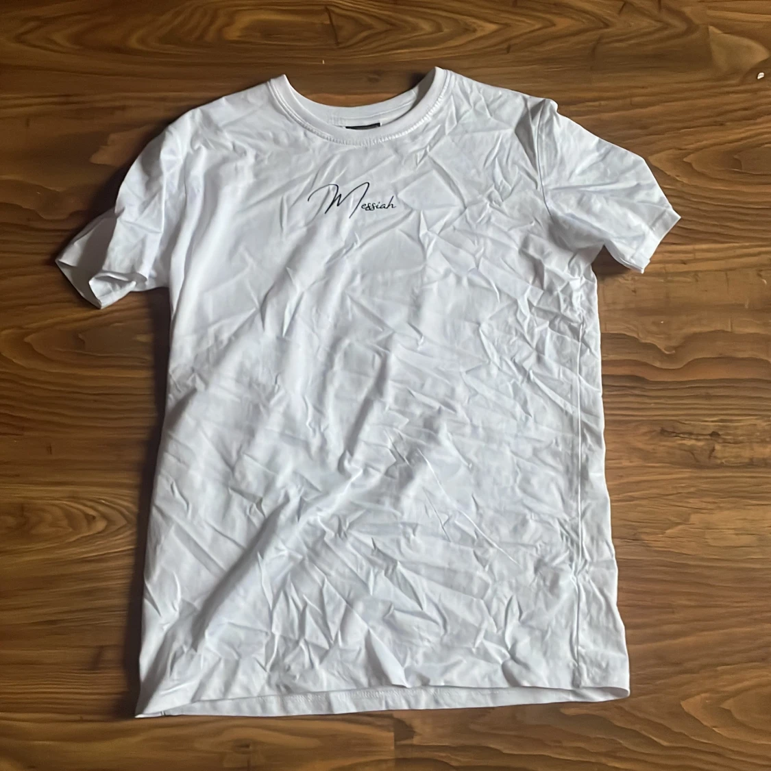 Vit T-shirt med tryck 'Tikitaka'