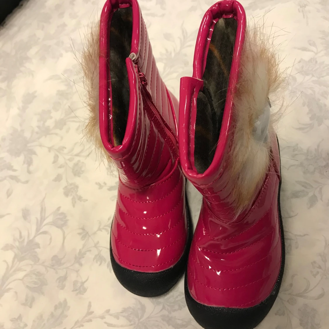 Rosa glansiga vinterstövlar med pälsdetalj - 91