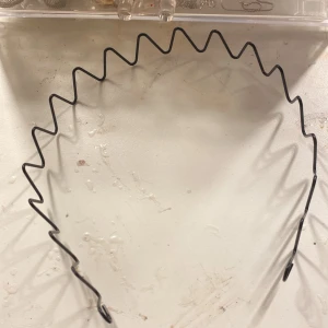 Svart zigzag diadem - Säljer ett coolt svart diadem med zigzag-design. Perfekt för att hålla håret på plats med stil. Passar både till vardags och festliga tillfällen. Enkel och stilren look som funkar till det mesta!