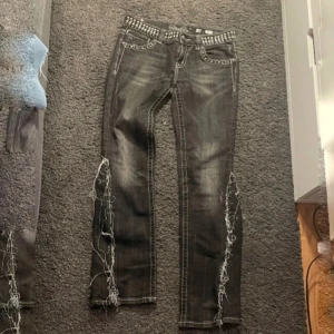 missme jeans  - såå snygga miss me med nitar o rhinestone stenar. modellen är omsydda till flare, köpte dom så. storlek 28 men funkade på mig med snöre. bra skick allt är kvar men det fattas ena på märket. första bilden är inte min !! 