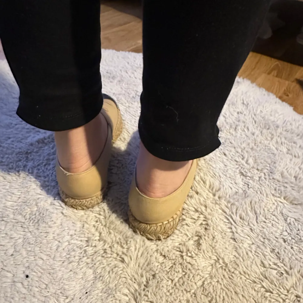 Säljer ett par lyxiga espadrillos från Chanel i beige och svart lammskinn. De har en snygg Chanel logga på ovansidan och en klassisk flätad sula. Perfekta för en stilren och bekväm look. Använda men i bra skick. Passar perfekt till både vardag och fest. Köpta på Bangkok flygplats ord pris 10480kr idag!. Skor.