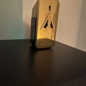 One Million elixir (Paco Rabanne) 40ml av 50ml kvar  - Jag säljer den väldigt goda parfymen One Million Elixir 50ml (cirka 40 ml kvar). Denna parfym passar perfekt nu till vintern och funkar lika bra under våren och hösten. Hör gärna av er för en snabb affär. (pris kan diskuteras).