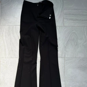 Svarta bootcut kostymbyxor - Säljer ett par svarta bootcut kostymbyxor i mycket bra skick. Knappt använda. 