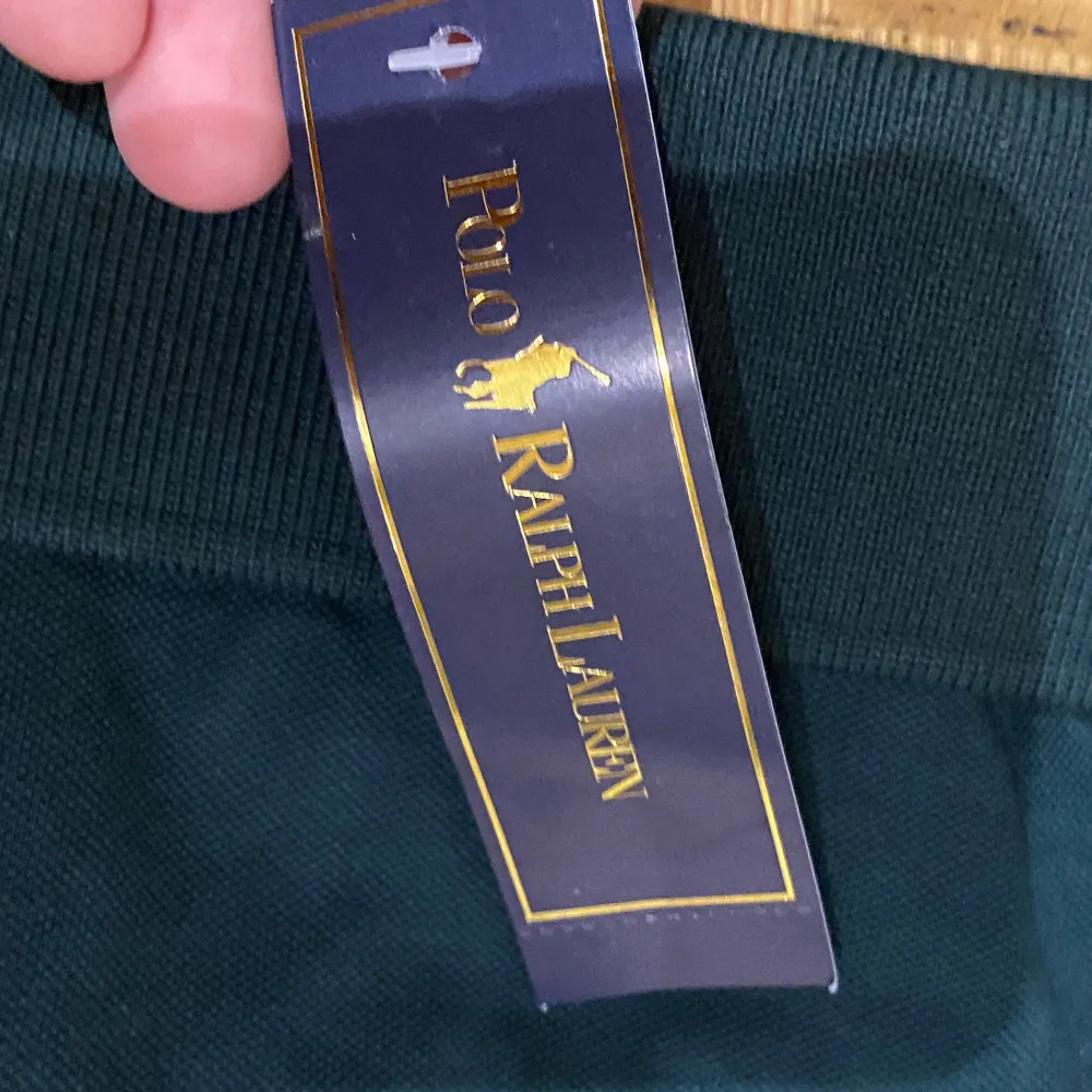 Säljer en helt oanvänd polo från Ralph lauren då den aldrig kommit till användning. Vid eventuella frågor är det bara att skriva :). T-shirts.