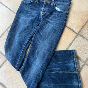 Blå jeans från Nudie - Säljer ett par snygga blå jeans från Nudie i sprillansnytt skick. (Strl: 29, 34)