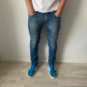 Dondup Jeans  - Tja! Säljer nu dessa sjukt snygga Dondup jeansen. Skick 9/10, inga fel eller defekter. Nypris ligger på runt 3500, mitt pris 899. Hör av dig vid frågor eller funderingar!
