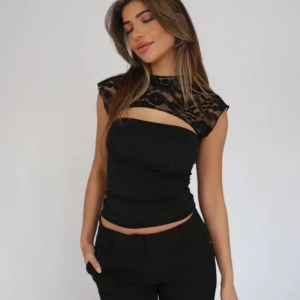 Venderbys topp - jättefin spets topp ifrån venderbys. helt ny och oanvänd. säljer på grund av att dom skickade fel storlek. Köpt för över 600kr