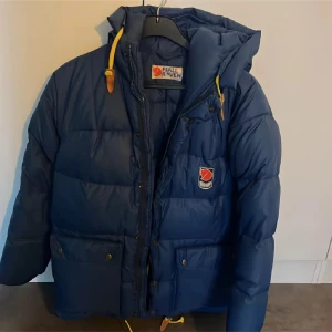 Fjällräven jacka  - Säljer min fjällräven jacka perfekt att ha under vintern. Det är en tjock modell i stl 36/38. Blå.  Hör av er om mer information. Kan gå ner lite i pris vid snabb affär!