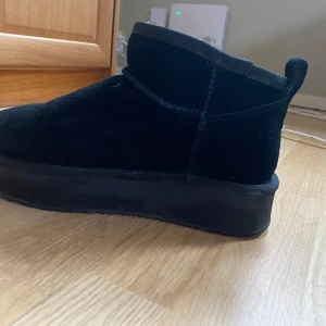 Svarta mocka boots - Säljer ett par svarta boots i mocka. De har en stilren design med en högre sula som ger extra komfort. Perfekta för höst och vinter, och de är i mycket bra skick. Passar till både vardag och festliga tillfällen.Köpte för 500 på klädkällaren. Sänkt pris till 350 