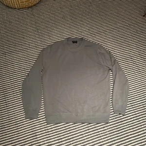 Grå/grön Massimo Dutti tröja - Oanvänd Massimo Dutti tröja som jag säljer för att jag tyvärr väx ut den, skick 10/10, ny pris 800kr men säljer för 199kr